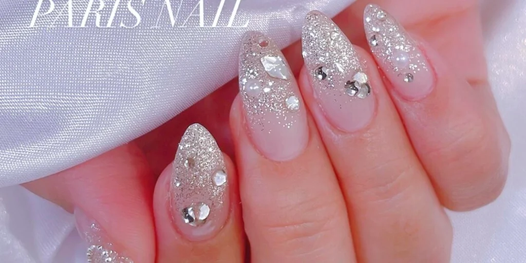 【人気ネイルデザインTOP10】イベントが重なる時期に頼れる♪美肌見えネイル|2025