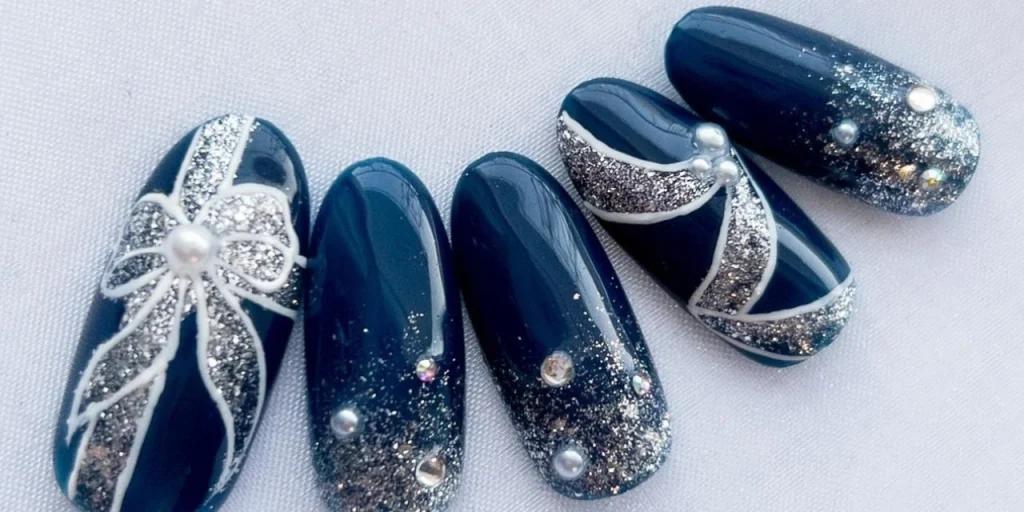 【人気ネイルデザインTOP10】冬の注目度No.1！リボンネイル|2025