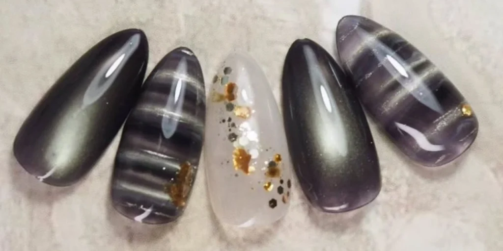 【人気ネイルデザインTOP10】最新トレンドはコレ♪ボーダーマグネットネイル|2026