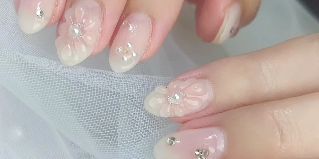 【人気ネイルデザインTOP10】透明感をまとって咲く♡ぷっくりフラワーネイル|2026